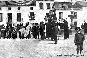 Los Profetas de Puente-Genil con Moises encabezando el desfile